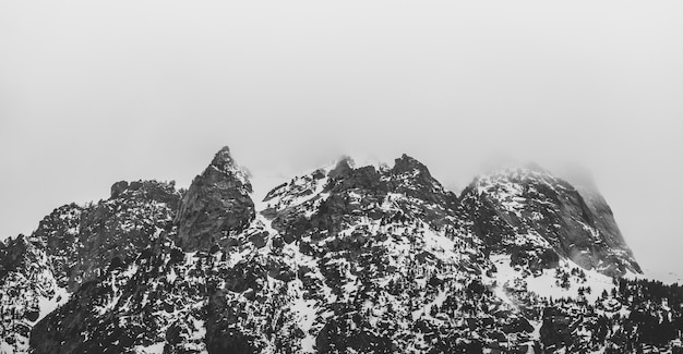 Montaña en blanco y negro con nieve y niebla