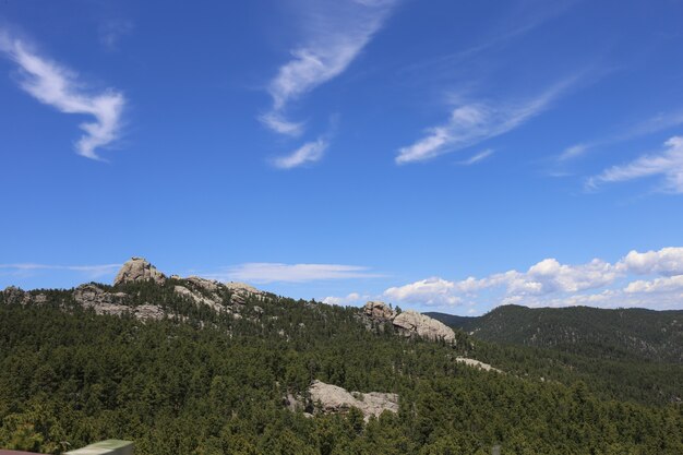 Montaña boscosa en el Parque Nacional Badlands en Dakota del Sur, EE.UU.