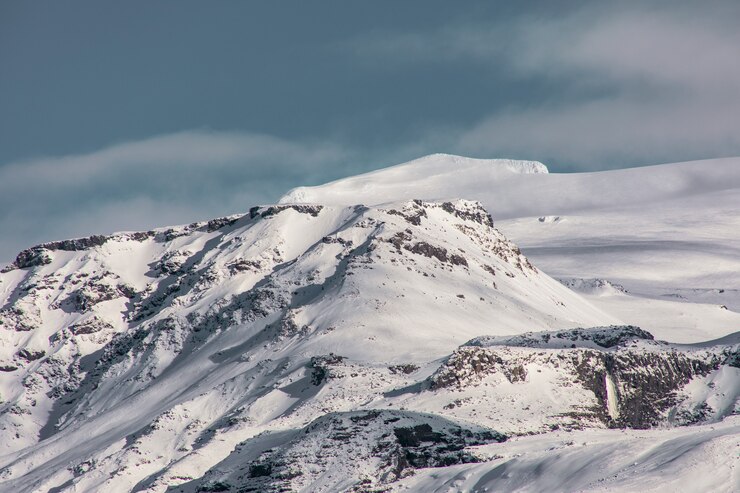 Foto gratuito una montaña cerca del volcán eyjafjallajökull