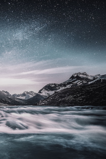 Montaña bajo cielo estrellado