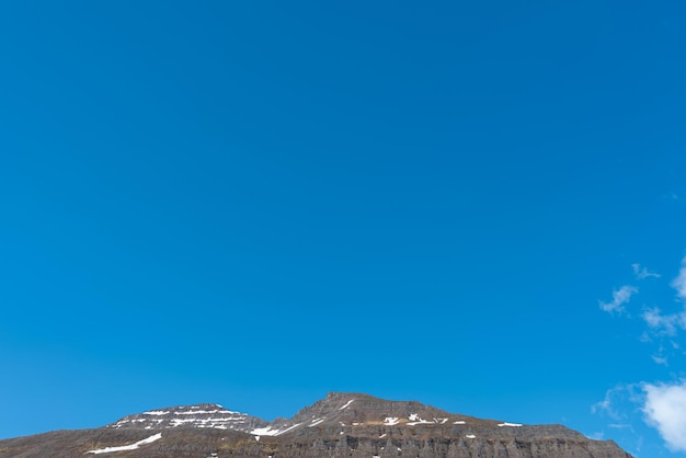 Montaña y cielo Seydisfjordur Islandia 20 de mayo de 2023