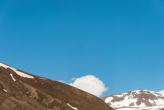 Foto gratuita montaña y cielo seydisfjordur islandia 20 de mayo de 2023