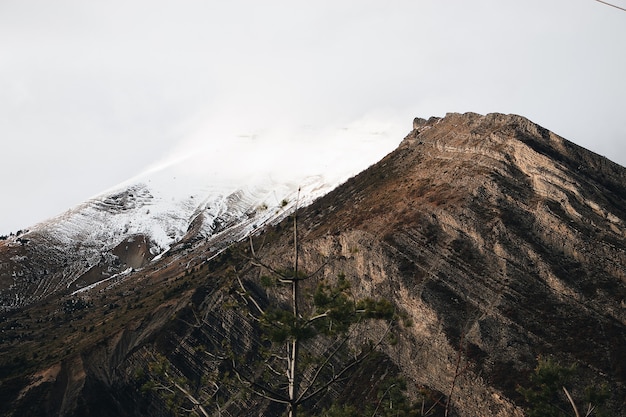 Montaña con una cima nevada durante el día.