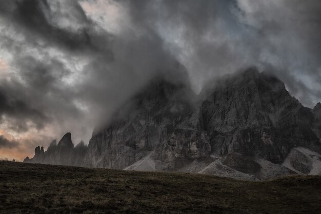 Montaña cubierta de nieblas