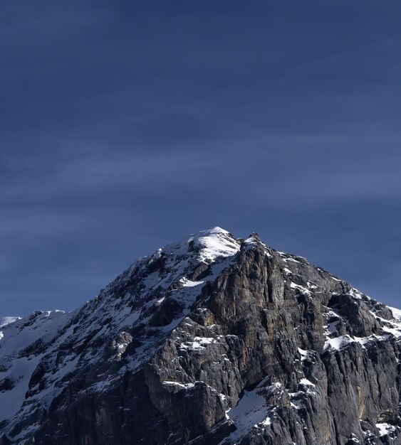 Montaña cubierta de nieve bajo un cielo azul durante el día