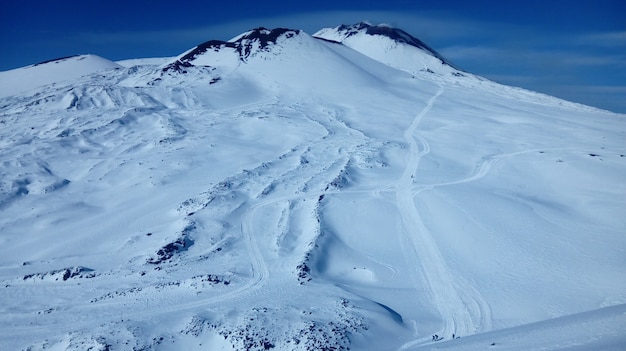 Montaña cubierta de nieve bajo el cielo azul