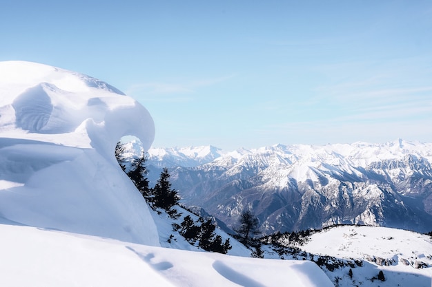 Montaña cubierta de nieve bajo un cielo azul