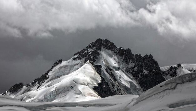 Montaña cubierta de nieve bajo el cielo nublado durante el día