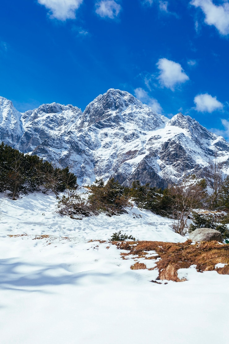 Foto gratuito montaña cubierta de nieve contra el cielo azul