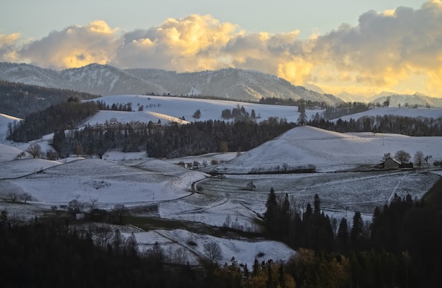 Montaña cubierta de nieve durante el día