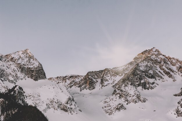 Montaña cubierta de nieve