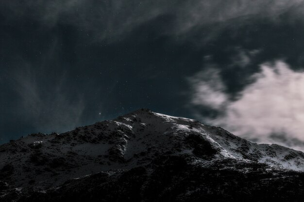 Montaña cubierta de nieve