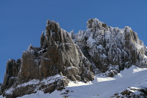 Montaña cubierta de nieve