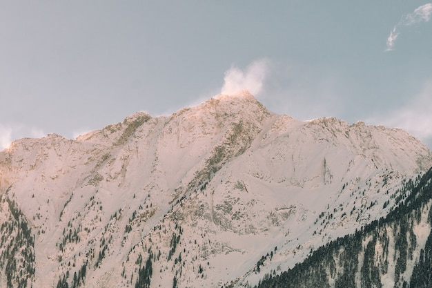 Montaña cubierta por paisaje nevado