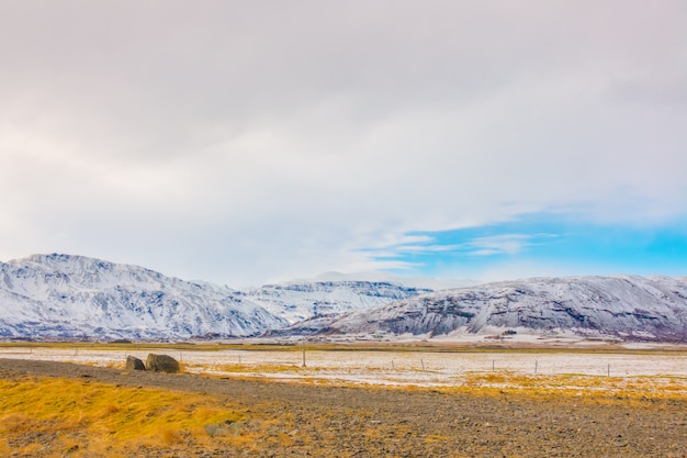 Montaña cubierto de nieve Islandia temporada de invierno.