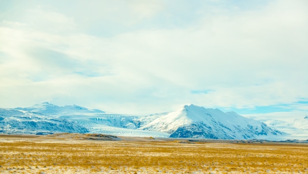 Montaña cubierto de nieve Islandia temporada de invierno.