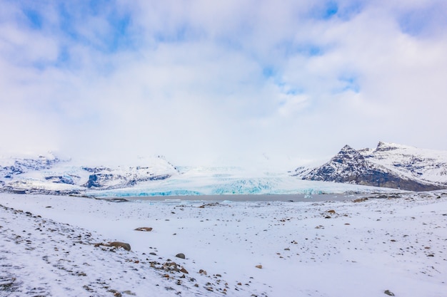 Foto gratuita montaña cubierto de nieve islandia temporada de invierno.