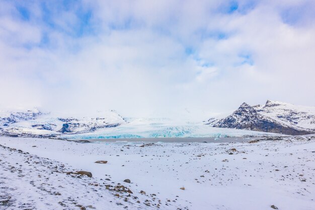 Montaña cubierto de nieve Islandia temporada de invierno.