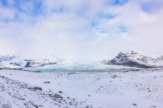 Montaña cubierto de nieve Islandia temporada de invierno.