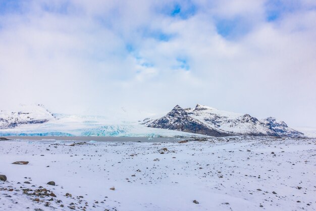 Montaña cubierto de nieve Islandia temporada de invierno.