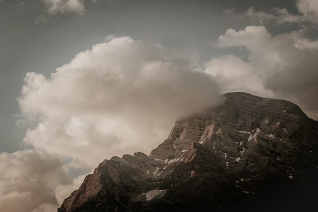 Montaña durante el día nublado