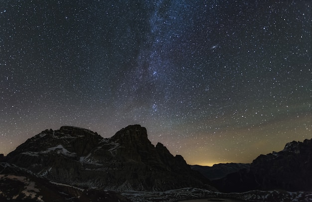 Montaña Dreischusterspitze en los Alpes italianos y la Vía Láctea con la galaxia de Andrómeda