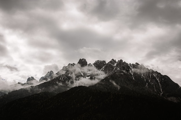 Montaña en escala de grises