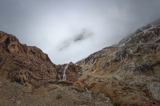 Montaña exótica bajo las hermosas nubes