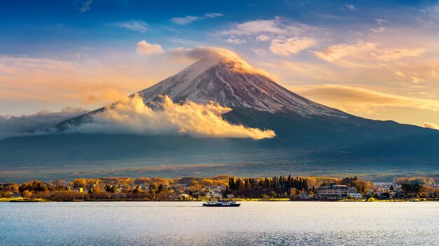 Montaña Fuji y lago Kawaguchiko al atardecer, temporadas de otoño Montaña Fuji en yamanachi en Japón.