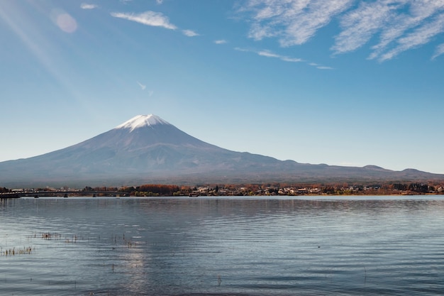 Foto gratuita montaña fuji en el lago kawaguchiko, japón