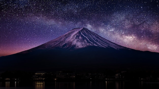 Montaña Fuji con vía láctea por la noche.