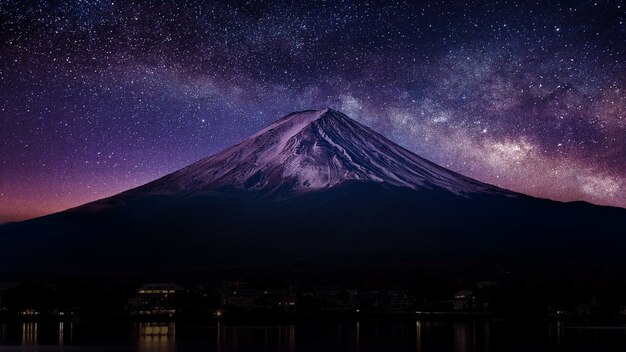 Montaña Fuji con vía láctea por la noche.