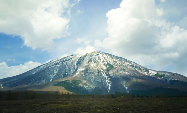 Montaña grande con nieve en la cima