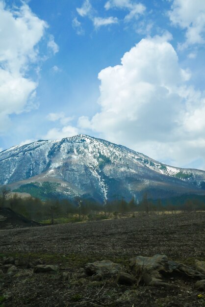Montaña grande con nieve en la cima