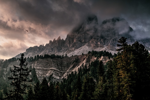 Montaña con hielo cubierto de nubes negras y grises