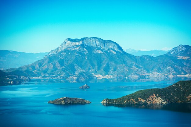 Montaña con un lago rodeandola