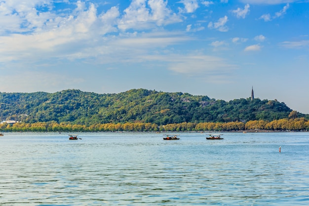 montaña y lago