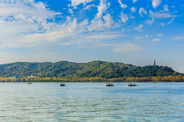 montaña y lago