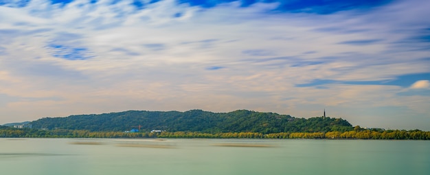 montaña y lago