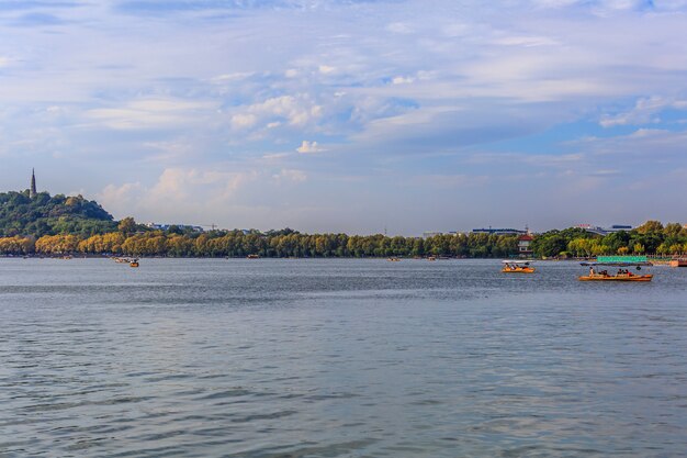 montaña y lago