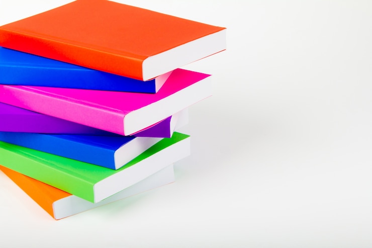 Foto gratuito montaña de libros con el fondo blanco