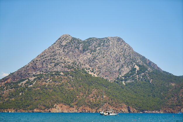 Montaña con mar alrededor