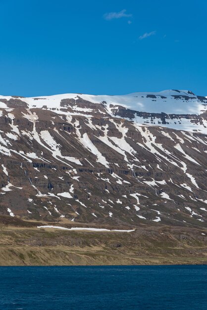 Foto gratuita montaña, mar y cielo seydisfjordur islandia 20 de mayo de 2023