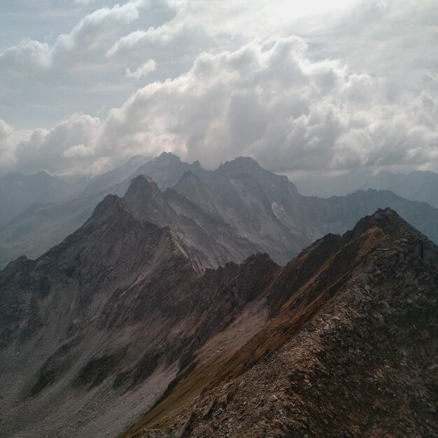 Montaña marrón y gris