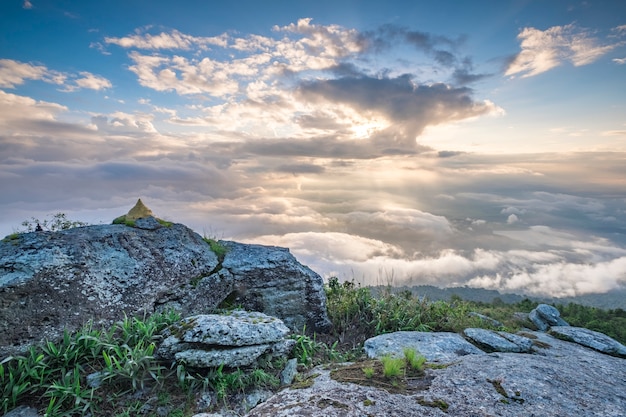 montaña y muchas nubes amanecer