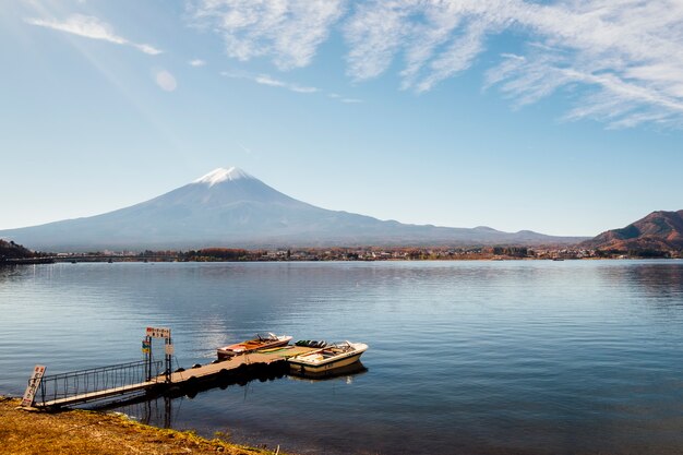 Montaña y muelle de Fuji en el lago Kawaguchiko, Japón