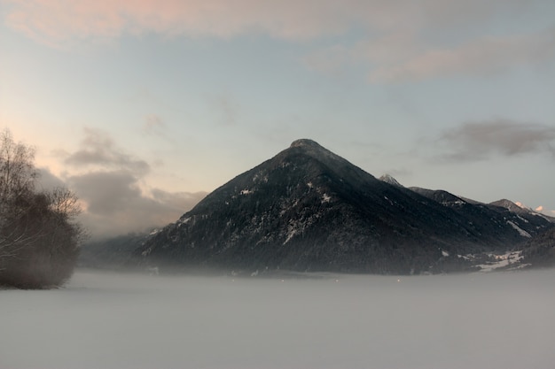 Foto gratuita montaña negra bajo cielo nublado