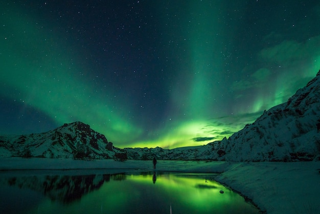 Montaña nevada con Aurora boreal