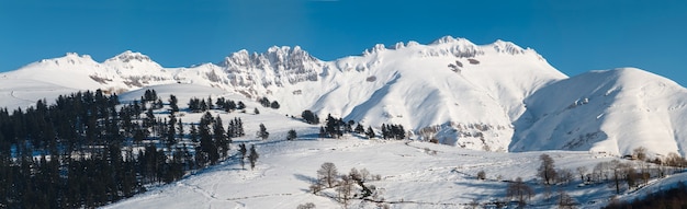 Montaña nevada en España