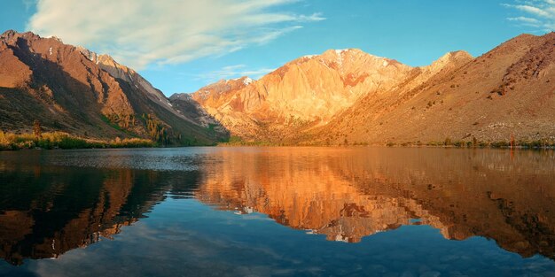 Montaña nevada y lago con panorama de reflejos en Yosemite.